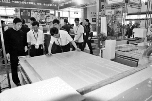 河南信陽(yáng)木工機(jī)械有限責(zé)任公司,是該行業(yè)中首批獲得產(chǎn)品自營(yíng)進(jìn)出口權(quán)的企業(yè)