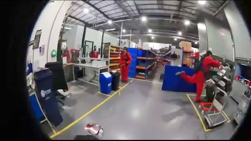 沖破三道安全圍欄,英國(guó)反戰(zhàn)人士闖入以色列軍工廠拆卸武器生產(chǎn)設(shè)備